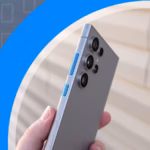 كيف تحول الزر الجانبي في أندرويد إلى أداة إنتاجية مخصصة ؟ 7 close up of a person holding a smartphone highlighting the power and volume buttons on the side of the device