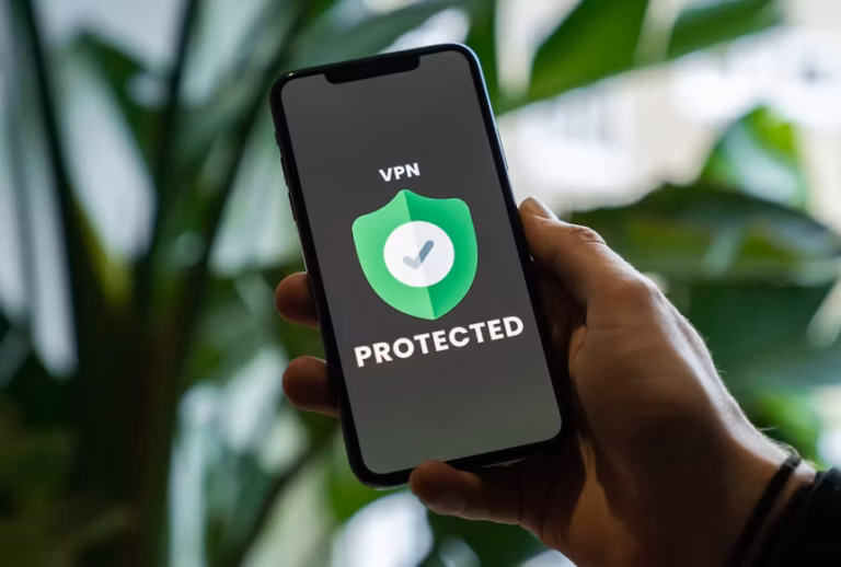 الأسوار الرقمية: بين مطرقة الأمان وسندان الأداء عند استخدام VPN على هاتفك